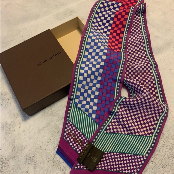 LOUIS VUITTON
Bandeau Silk Scarf 🧣 - Picture 2 of 4